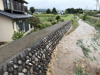 増水した塩沢川＝9日、松本市寿小赤（松本市提供）