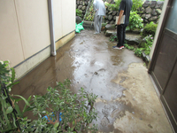 漏水した水が浸入した住宅敷地内＝9日、松本市寿小赤（松本市提供）