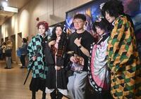 　劇場版「鬼滅の刃」の上映前に記念撮影するコスプレ姿のファン＝2025年、中国上海市（共同）