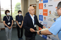 感謝状を受け取る高森町社協の湯沢会長と職員ら