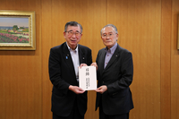 熊本県町村会の竹崎一成会長（右）に義援金の目録を手渡す長野県町村会の羽田会長（長野県町村会提供）
