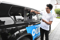 車を借りる手順を確認する芳賀さん