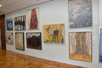 長野県美術展の受賞作品が並ぶ会場