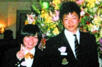 中学3年生で、先生の結婚式に参加したときに撮った写真。ピースサインで写っているのが高橋ちぐささん＝高橋さん提供