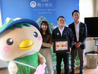 紅葉宣言のセレモニーで、記念撮影する（左から）駒ケ根市PRキャラクター「こまかっぱ」とやぎちゃん、伊藤市長ら