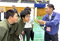 極小の穴を開ける技術の説明を聞く高校生（左の2人）