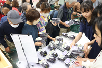 育てたブドウを販売する生坂中の1年生（右の3人）