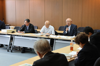 村議会全員協議会で青木小への空調設備設置について説明する沓掛英明教育長（奥右）