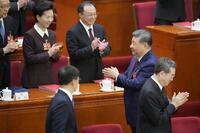 中国全人代の閉幕式を終え、拍手しながら引き揚げる習近平国家主席（右から2人目）＝2026年3月12日、北京の人民大会堂（共同）