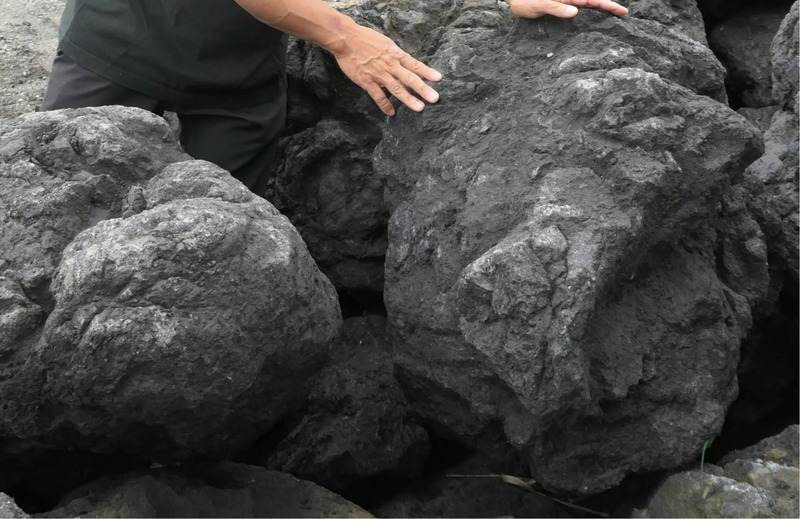 注文続々…かつて浅間山から飛んできた｢噴石｣をタイルにして売ったら