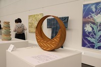 最高賞の花籠「月映え」（中央）など多彩な作品が並ぶ会場＝11日、長野市