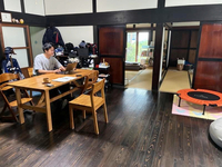 村営住宅で動画などを編集する丸山さん。神戸市から移住した