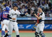 　台湾戦の3回、ピンチを切り抜けタッチを交わす織田（左）と山田＝台北（共同）
