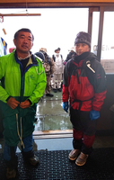 出発前に山小屋の入り口で娘と記念写真＝7日