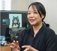 事務所で話す熊谷さん。自宅でも猫を飼っており「癒やされる。セラピーみたい」＝7月、東京都港区