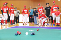 ボッチャを楽しむBC信濃の選手とファンら