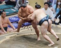 御嶽海が押し出しで佐田の海に敗れる
