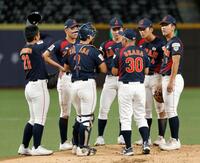 　決勝の韓国戦の2回、先制を許しマウンドに集まる高校日本代表ナイン＝台北（共同）