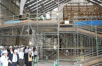 建屋で覆って足場を組み、傷んだ木材の交換作業などが進む神楽殿
