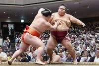 御嶽海（右）が押し出しで嵐富士に敗れる
