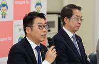取材に応じる養命酒製造の中川社長（左）とツムラの加藤社長（右中央）