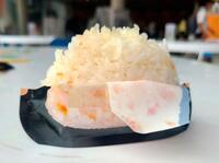 　そなエリア東京で人気の防災食のおにぎり＝東京都江東区