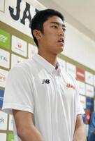 　野球のU―18アジア選手権から帰国し、取材に応じる高校日本代表の織田翔希＝14日、羽田空港