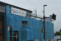 商業地の上昇率で全国1位となった「白馬駅西」。駅前では複合ビルの建設が進む＝15日、白馬村北城
