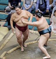 御嶽海（左）が押し出しで北の若に敗れる

