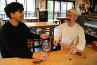 野沢温泉ガストロノミカを開く林さん（右）と平原さん