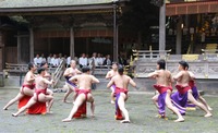 斎庭で相撲踊りを披露する力士たち
