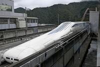 山梨リニア線に停車するリニア中央新幹線試験車両＝15日午後、山梨県都留市
