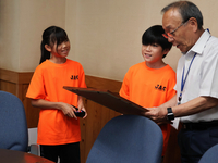 片桐教育長に県大会の賞状を見せる（左から）奥山さん、諸田さん