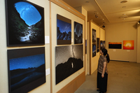 山並みなどとともに満天の星空を切り取った大西さん撮影の写真が並ぶ展示会場