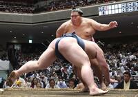 御嶽海（奥）が引き落としで白熊を破る＝両国国技館
