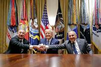 ワシントンで会談し手を合わせる（左から）アゼルバイジャンのアリエフ大統領、トランプ米大統領、アルメニアのパシニャン首相＝2025年8月8日（アゼルバイジャン大統領府提供・共同）