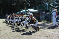 全国大会に向けた練習試合で、そろいのユニホームを着て元気よくグラウンドに向かう選手たち