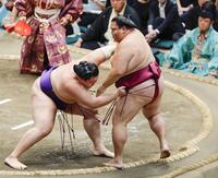 御嶽海（右）が寄り切りで大青山に敗れる＝両国国技館

