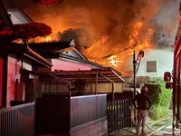 複数の建物に延焼して燃え続けている＝17日午後11時、岡谷市湊1
