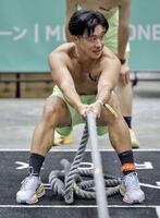 ハイロックスの大会に初出場し、ロープを引く小島大洋さん＝8月、千葉市の幕張メッセ（本人提供）