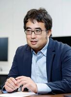 　「AIの進化で、気候変動などさまざまな課題の解決策が見つかる可能性もあります」と話す岡野原大輔さん