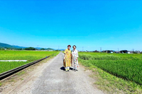 こな・つむりさん（左）と母。幼いころに朝日が昇るのを観測した場所で撮影したものだ＝こなさん提供