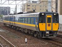 　JR西日本の特急「スーパーまつかぜ」として走るキハ187系＝2026年9月、松江市