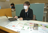 ローンや融資の相談に応じる長野信用金庫本店営業部の窓口＝18日、長野市