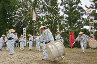 住民らが見守る中、有志が披露した榑木踊り＝19日午後4時48分、泰阜村南多目的集会センター