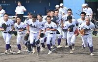 阿智―松本県ケ丘　県大会初勝利を飾り、応援スタンドにあいさつに向かう阿智の選手たち
