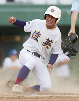 蓼科―長野俊英　八回俊英1死満塁、安江の左前打で三走元芳に続き二走山崎が生還、5―3とする