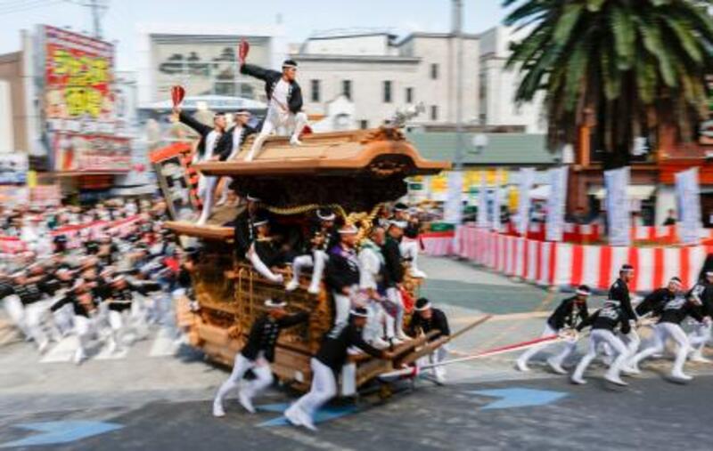 【希少】 木製 山車 置物 祭り 伝統工芸品　だんじり　金彩　照明機能付　地車 岸和田だんじり祭、開催 「日本一危ない」山車疾走｜信濃毎日新聞