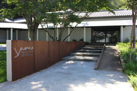 「おぶせ藤岡牧夫美術館」の建物を引き継ぎ、今年4月に開館した「馬越陽子おぶせ記念美術館」＝13日、小布施町