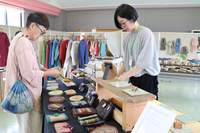 小物や洋服、食器などの作品が並ぶ会場